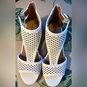 AEROSOLES White Perforated Leather Ankle-Strap Sandals w 1.75” Wedge Heel - Sz 8